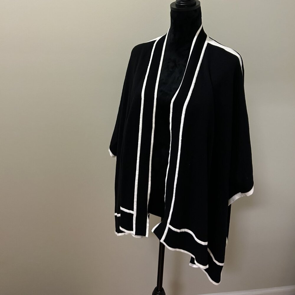 KASPER- RUANA/CAPE- BLACK/WHITE- S/M